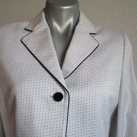 Evan Piccone white professional jacket with black accents. Size 8. New. - Picture 3 of 14